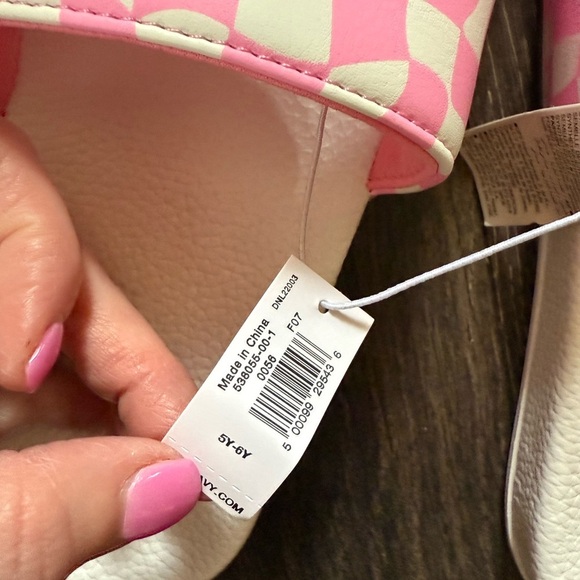 Old Navy Pink and White Checkered Slide Sandals - Picture 7 of 8